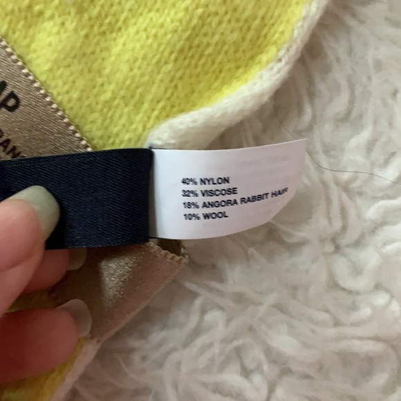 Yellow scarf - Picture 7 of 7